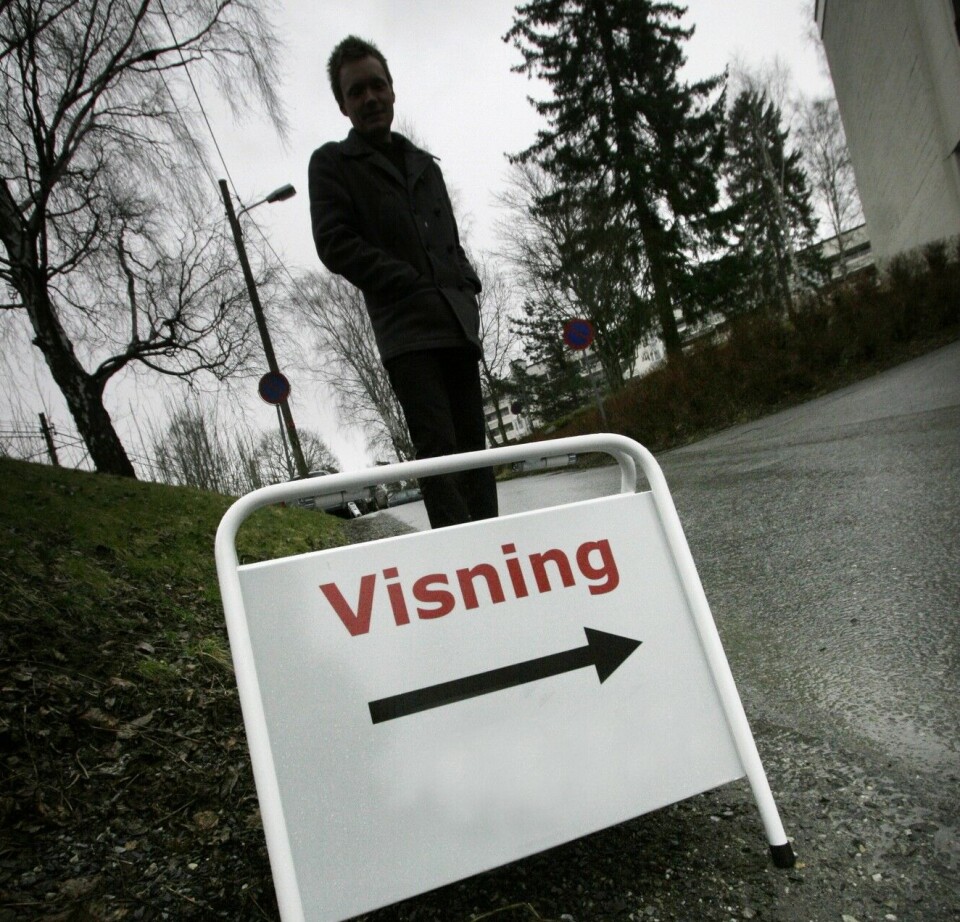 Hva er en tilstandsrapport? Hva er en reguleringsplan? Foreldre kan forklare. Visningsskilt med siluett av person bak.