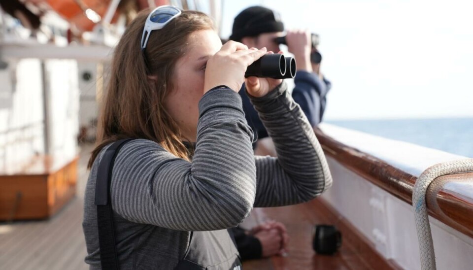 Å holde utkikk etter mulige gjenstander, andre skip og is i havet er en av de faste oppgavene om bord på Statsraad Lehmkuhl. Personer som ser i kikkert.