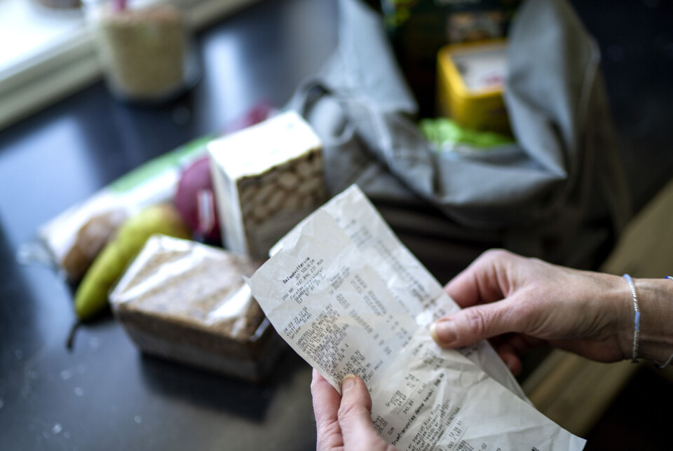 Prisveksten på matvarer og alkoholfri drikke har siden midten av 2022 vært høyere enn den generelle prisstigningen i samfunnet. 37 prosent sier økte matvarepriser de seneste to-tre årene har bidratt til store endringer hva de spiser. Illustrasjonsbilde av dagligvarer og en kvittering.