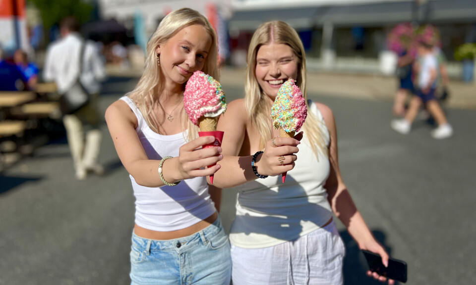 Vilde Oveland og Karoline Stien koser seg med is i sola. De blir overrasket over at det brukes tare i softis!