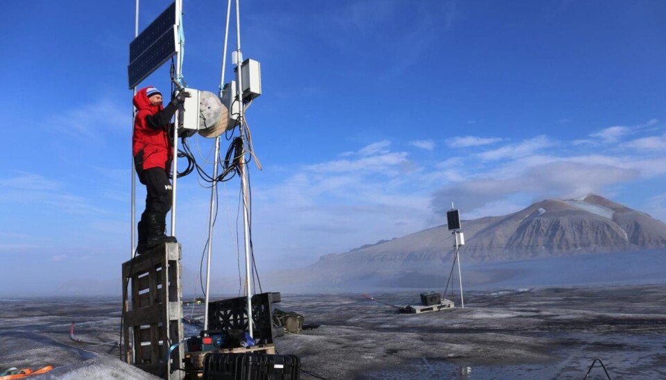 Her undersøker forsker Thomas Vikhamar Schuler et instrument på toppen av en isbre på Svalbard under sommeren 2024. Instrumentene var mye høyere oppe enn antatt fordi så mye is var borte.