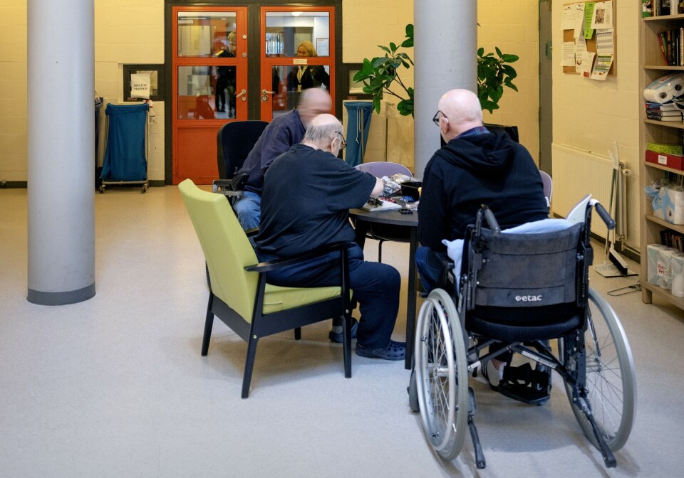 I Bergen fengsel har eldre innsatte et tilbud som er tilrettelagt spesielt for dem. Bildet er fra senior-avdelingen. De innsatte er anonymisert. Tre menn rundt et bord. En i rullestol.
