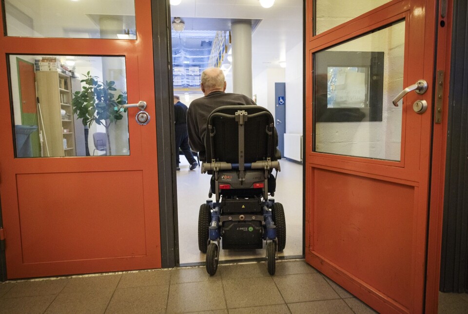 Avdelingen for eldre og Cameo er mer tilrettelagt for rullestolbrukere enn andre avdelinger i Bergen fengsel. Mann i rullestol på vei inn en dør.