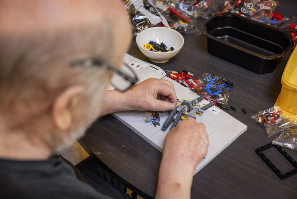 På Cameo dagsenter kan de innsatte bygge lego, spille, prate eller få hjelp til helseproblemene sine. Mann bygger lego.