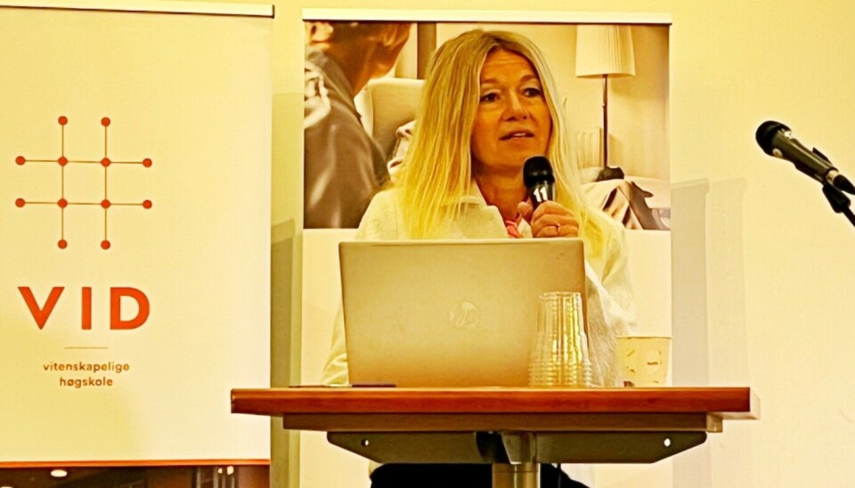 Eleni Maria Stene fra VID vitenskapelige høyskole ønsker å forske videre på Cameo-prosjektet, for å se på langtidseffektene. Bilde av Eleni Maria Stene på talerstol.