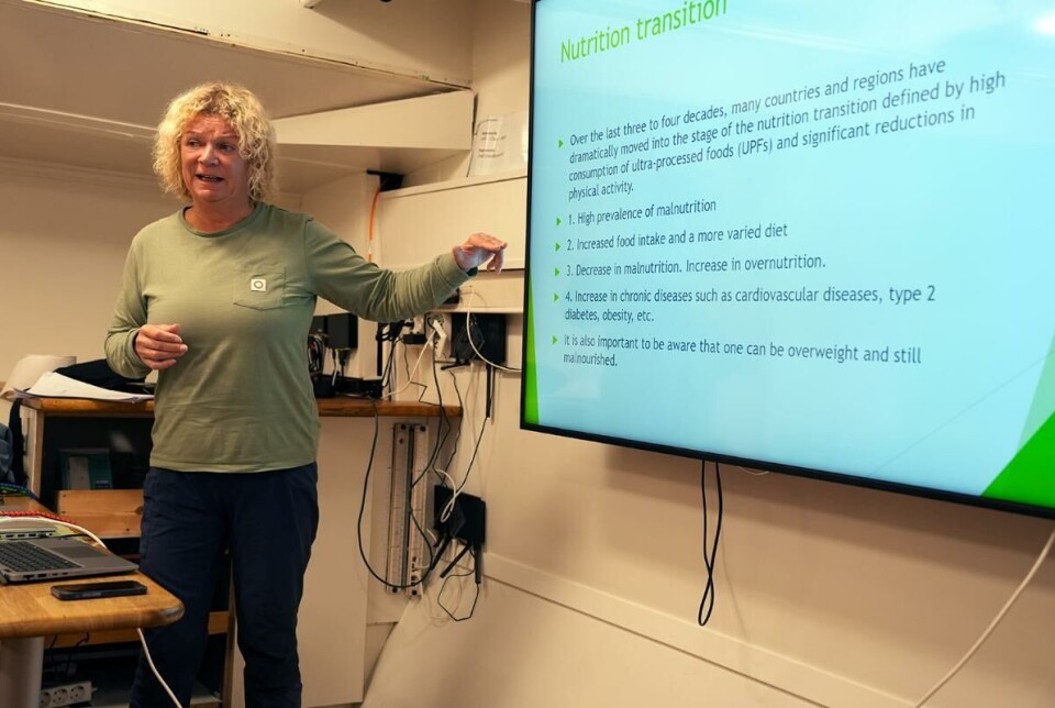 Ingvild Jensen under en forelesning om endringer i kosthold og ernæring. Kurset foregår om bord på skoleskipet Statsraad Lehmkuhl.