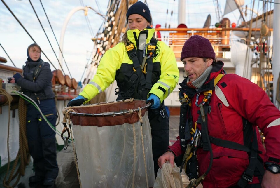 På forskningsstasjonene gjør blant andre Maxime Geoffroy (til høyre) innsamling av både vannprøver og dyreliv, sistnevnte ved hjelp av planktonnett.