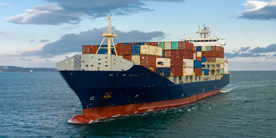 Handel kan brukes som et våpen i internasjonal politikk. En handelskrig påvirker også Norge. Containerskip på havet.