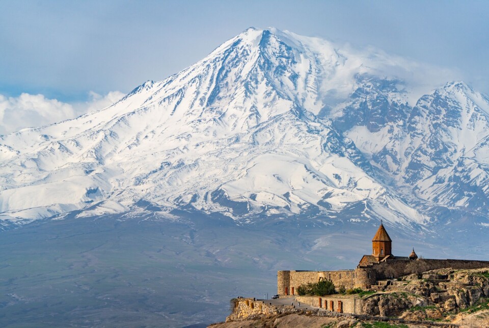 En armensk kirke med fjellet Ararat i bakgrunnen.