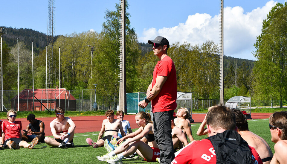 Thomas Losnegard er professor ved Institutt for fysisk prestasjonsevne, og underviser blant annet i treningslære og i langrenn for NIH-studentene. Thomas, professor, underviser studentene ute på friidrettsbanen.