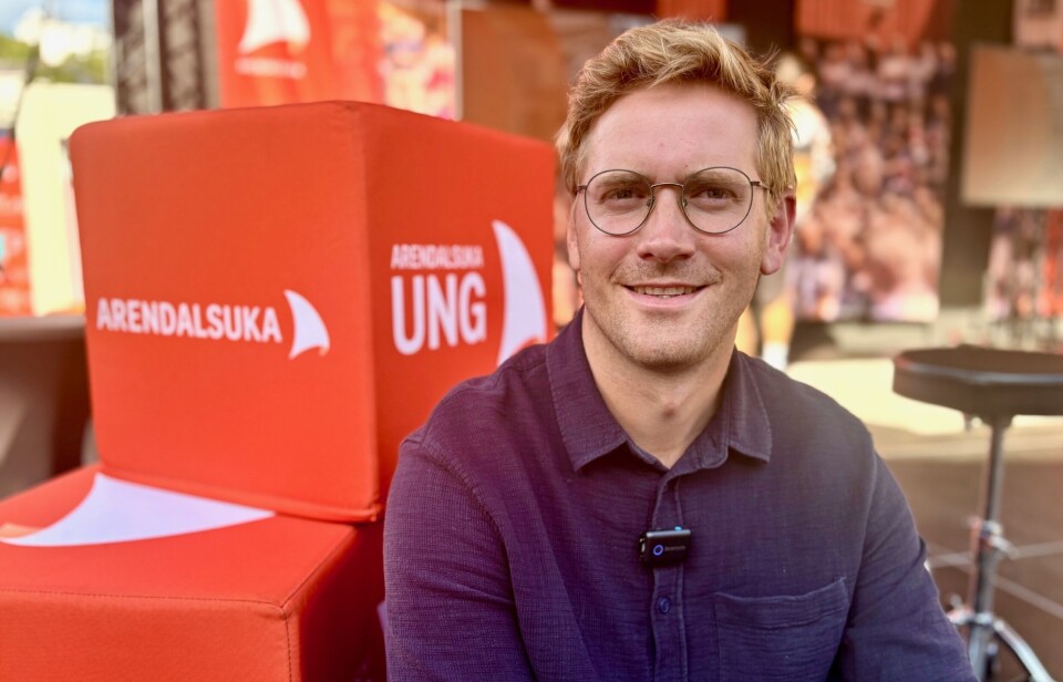 Noe er galt med systemet, mener psykologspesialist i PP-tjenesten Simen Mjøen Larsen Lyshåret mann med briller og blålilla skjorte sitter smilende foran store, oransje kasser som det står Arendalsuka på.