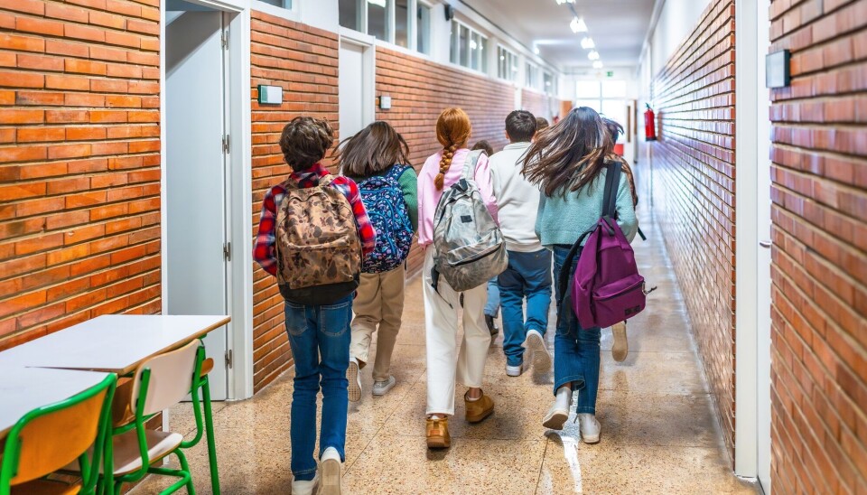 De første tegnene på skolevegring viser seg ofte hjemme. Barnet kan klage på vondt i magen eller hodet, være trøtt om morgenen, eller motsette seg å gå på skolen.