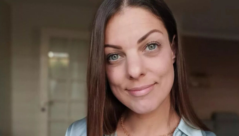 Karla Thea Madsen spør ChatGPT om nesten alt – både praktiske og personlige spørsmål. Kvinne på 37 år med opptegnede, kraftige øyebryn og ellers dus sminke. Hun har mørkt, glatt, langt hår, smiler svakt og ser inn i kameraet.