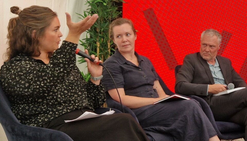Skjerm i skolen under debatt i Arendalsuka. Fra venstre: lærer og forsker Kari Midtsund Nordbø, forsker Niamh Ni Bhroin og professor Øystein Gilje. Fem personer i panelsamtale på scene.