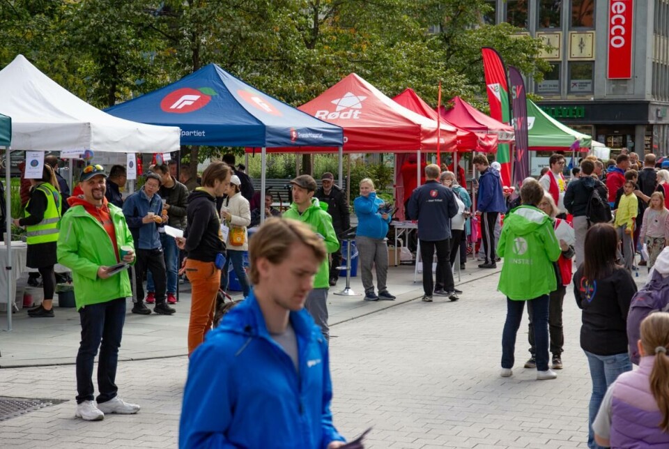 Demokratiet er i tilbakegang i verden. Å stemme i valg og å beskytte frie medier er handlinger som bygger opp om demokrati. Bildet er fra valgkamp i Tromsø i 2023.