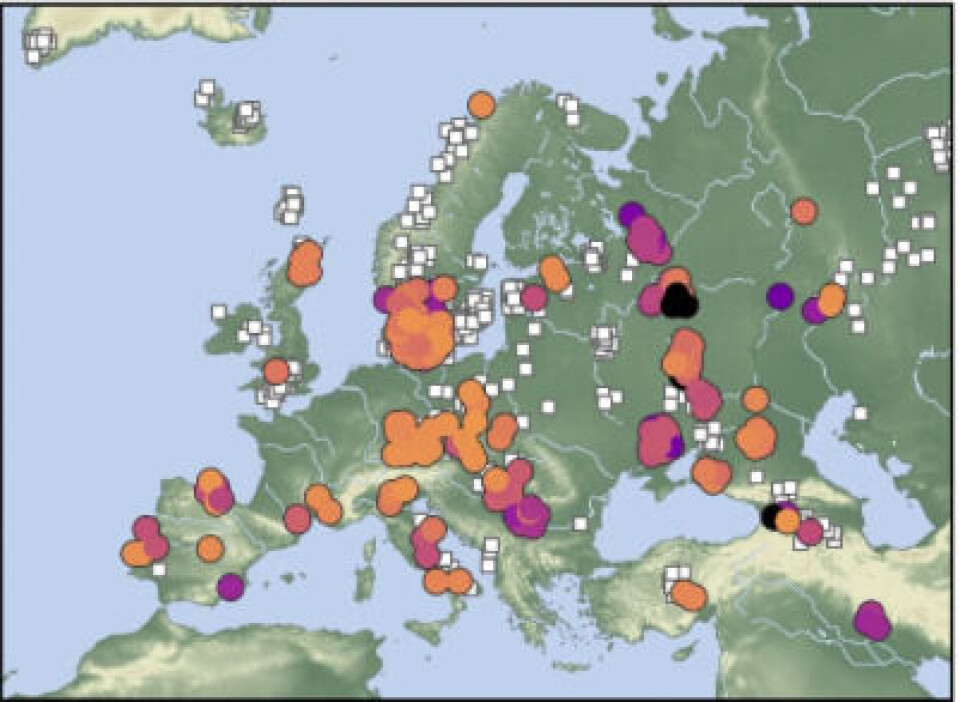 Flere av de undersøkte fortidsmenneskene (hvite prikker) er funnet i Norge og Norden. Farge på sirkler forteller om alder bakover i tid.