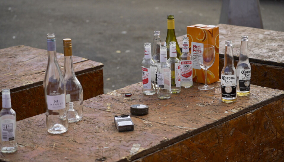 Sammenlignet med 2019 sier dobbelt så mange 10.-klassinger i 2024 at foreldrene har sendt med dem alkohol på fest. Bildet er tatt etter en stor ungdomsfest på St. Hanshaugen i Oslo i 2021. På en brun kasse utendørs står tre tomme vinflasker, åtte tomme småflasker med øl og rusbrus, en appelsinjuicekartong, et vinglass, en røykpakke og en snusboks.