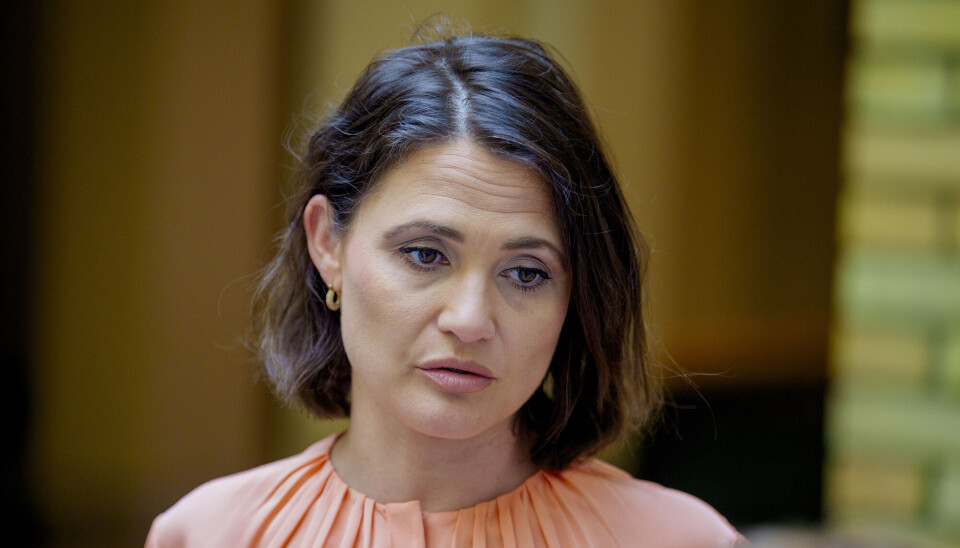 Kunnskapsminister Kari Nessa Nordtun (Ap) sier funnene i rapporten er nyttige. Bilde av Nordtun. Hun har mørkt hår nesten ned til skuldrene, ferskenfarget bluse, små øreringer og snakker med blikket slått ned.