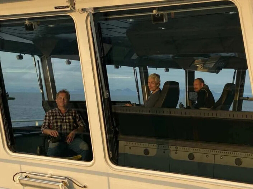 Marinbiologene Christian Lydersen (nærmest) og Kit Kovacs (i midten) har forsket på hvaler på Svalbard i flere tiår, både fra land, småbåter og som her fra større skip. Bildet er fra observasjonsdekket på isbryteren «Kronprins Haakon» under et forskningstokt mellom Svalbard og Grønland.