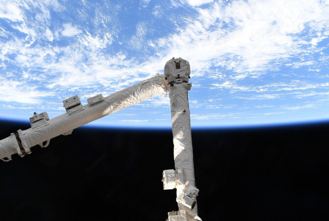 Robotarmen på ISS ble truffet av en mikrometeoritt på 1 millimeter i 2021. Hullet (midt i bildet) var godt synlig.