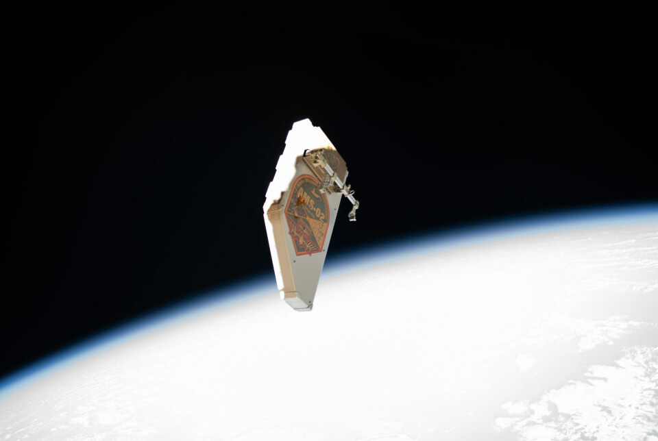 Et romsøppelskjold beskytter mot fragmenter som trenger gjennom og skader personer eller utstyr bak skjoldet. Her driver et skjold vekk fra ISS etter at det ble løsnet, fjernet og kastet ut under reparasjon på et kontrollsystem i 2019.