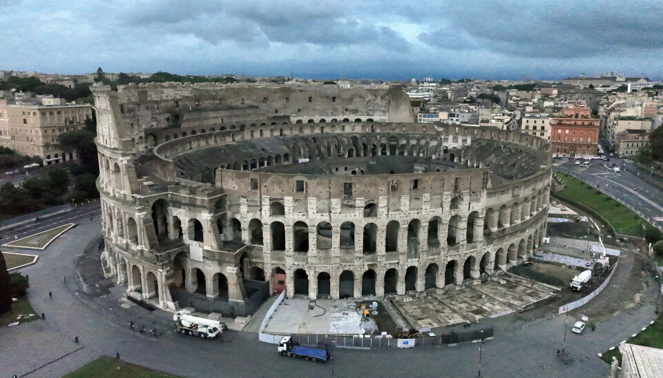Colosseum er støpt i betong og ble innviet i år 80, ifølge Store norske leksikon. Dronebilde av Colosseum i Roma sett ovenfra.