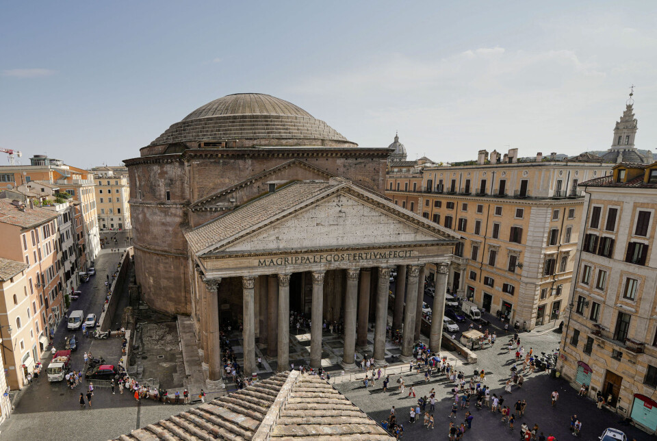 Pantheon, som ligger på Piazza della Rotunda i Roma, er bygget i betong og har vært robust mot vær og vind. Tempelet har så langt holdt i nesten 2.000 år. Brun bygning der bakre del er rund, med et rundt tak. Fremre del har søyler under et tak med møne, der to takflater møtes.