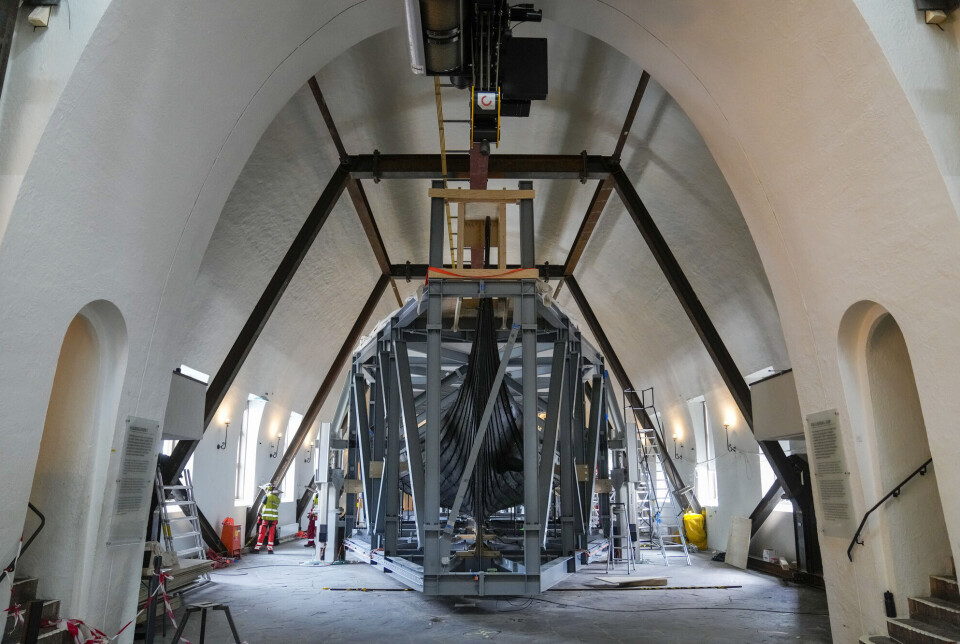 Det 1.200 år gamle Osebergskipet skal flyttes. Men det skjøre og porøse treverket gjør flytteprosessen til en særdeles krevende ingeniøroppgave. Vikingskipet står inne i en spesialbygget stålramme, i et trangt, hvitt museumsrom med buet tak.