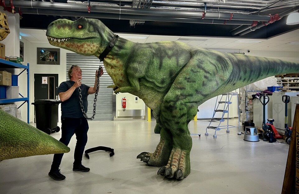 Jørn Hurum er vant til å se tørre beinrester i bakken. Nå har han tre gigantiske dinosaur-modeller rundt seg. – Vi har endelig fått kledd på beina, sier han.