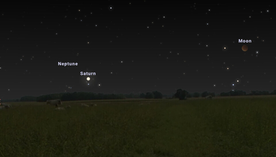 Slik ser det ut rundt klokken 20.40. Da kan du tydelig se Saturn også, øst for månen.