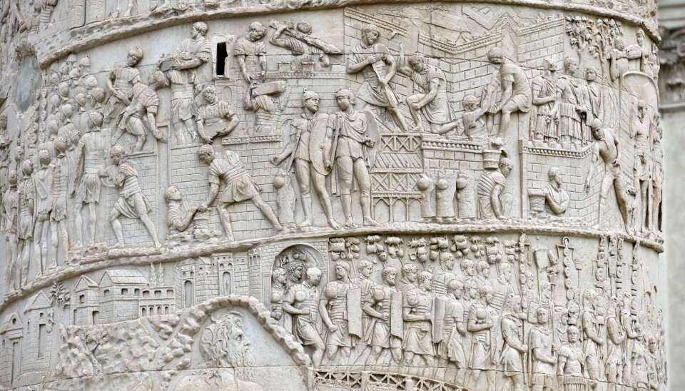 Detaljer og romerske soldater på Trajans søyle i Roma. Denne stammer fra en senere tidsperiode, på 100-tallet e.Kr.