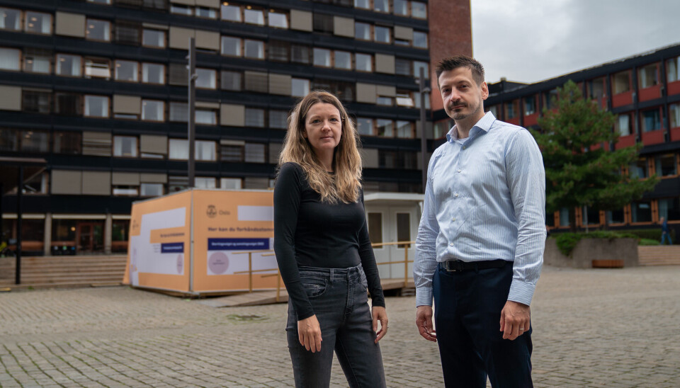 Det har så vidt forskerne vet aldri før blitt forsket på sammenhengen mellom sosial angst og valgdeltakelse. Professor Lisa-Christine Girard og forsker Martin Okolikj jobber begge ved UiO.