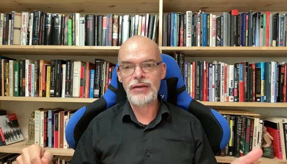 Asbjørn Dyrendal forsker på konspirasjonsteorier. – Det kommer mange flere teorier nå gjennom sosiale medier, men de forsvinner også fortere fra dagsorden, sier han. Bilde av Asbjørn Dyrendal.