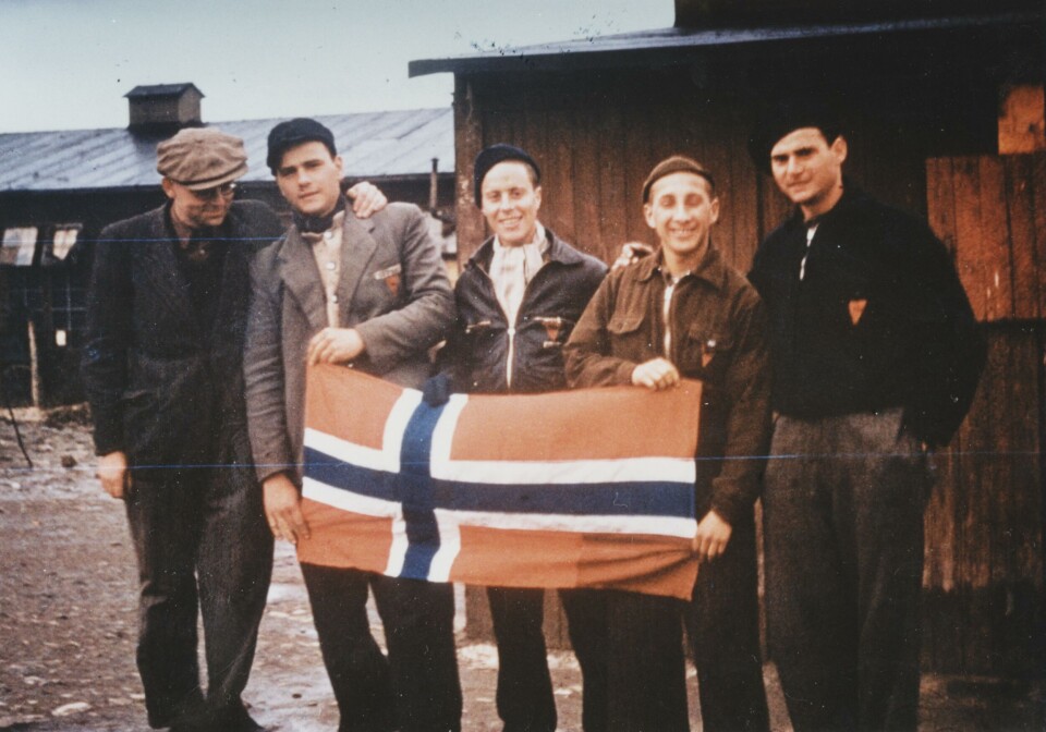 Norske jøder viser hvor de egentlig hører til. Foto fra Buchenwald-leiren i april 1945. Fra venstre Leo Eitinger, Assor Hirsch, Samuel Steinmann, Julius Paltiel og Asriel Beer Hirsch.