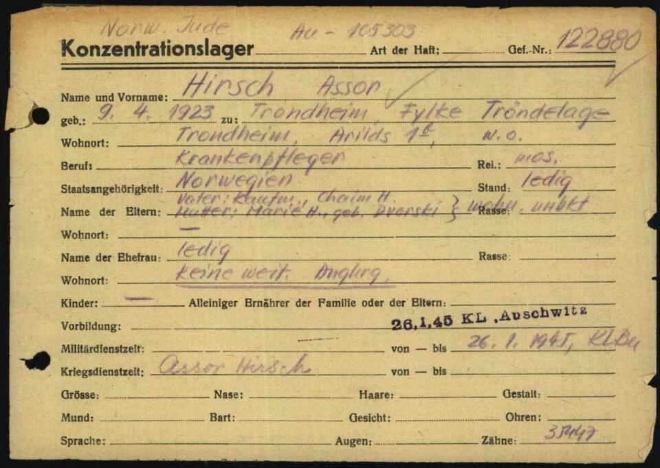 ID-kort for Assor Hirsch som dokumenterer hans fangenskap i Buchenwald i januar 1945. En viktig detalj er at han oppført som Krankenpfleger, sykepleier. Assor Hirsch jobbet også på sykehuset i Monowitz (Auschwitz III), og kildene fra leirene gir et innblikk i hans hverdag og overlevelse