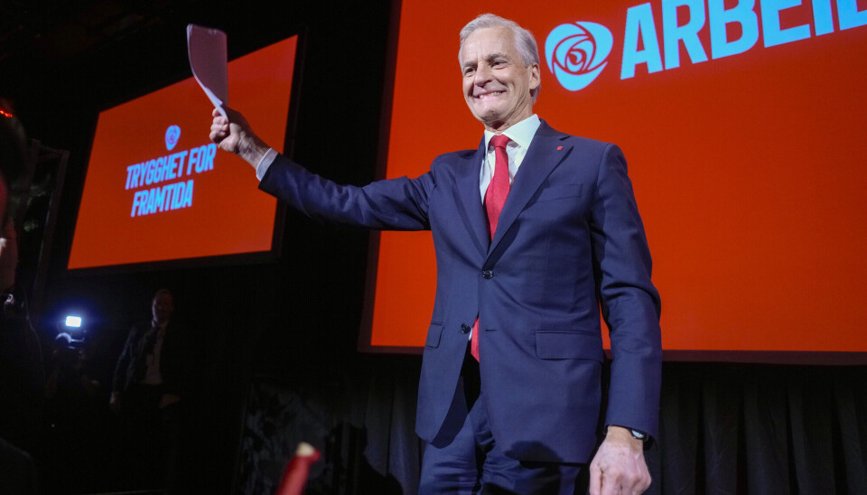 Over tre millioner velgere stemte ved årets stortingsvalg. Her er partileder i Arbeiderpartiet Jonas Gahr Støre, som fikk fortsette som statsminister. Støre iført blå mørkedress, hvit skjorte og rødt slips holder et ark opp i høyre hånd. Han smiler bredt. I bakgrunnen: To store, røde plakater med teksten 'Trygghet for framtida' og 'Arbeiderpartiet'.