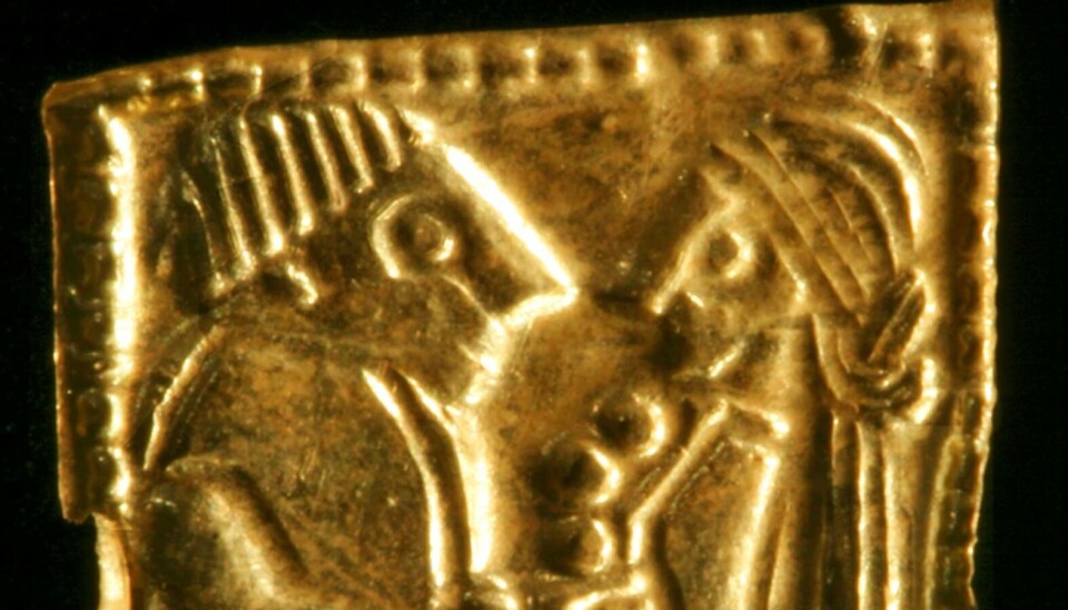 Gullgubber (gullblikk) er biittesmå figurer som også viser oss mennesker i Norden langt tilbake i tid. De ble sannsynligvis innført til Norge fra Sør-Sverige eller fra Danmark. Men de er flere hundre år eldre enn vikingtiden. Her får vi en antydning om mannens og kvinnens hår. Denne gullgubben er funnet på Hov i Oppland.