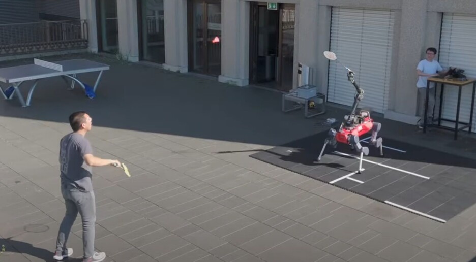 Forskere lærer robot-hund å spille badminton. – Absolutt et fremskritt