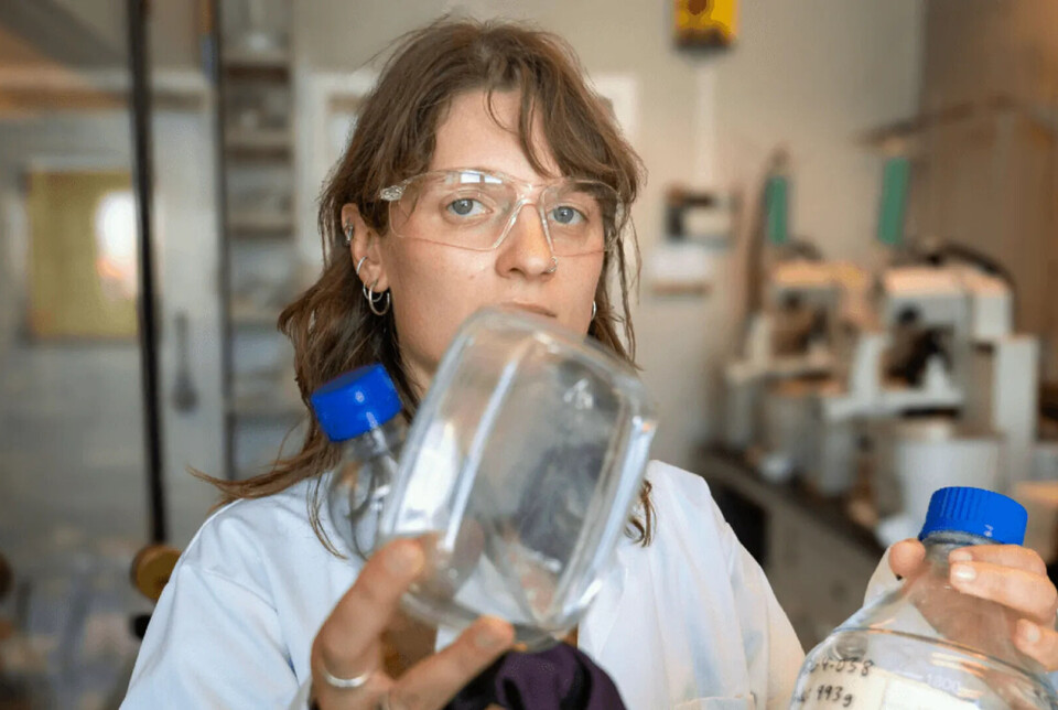 Plastsøppel som kan suge til seg klimagassen CO₂ ? – Folk sier som regel at dette er utrolig kult, sier Margarita Poderytė. Hun er med i forskerteamet som står bak oppfinnelsen.
