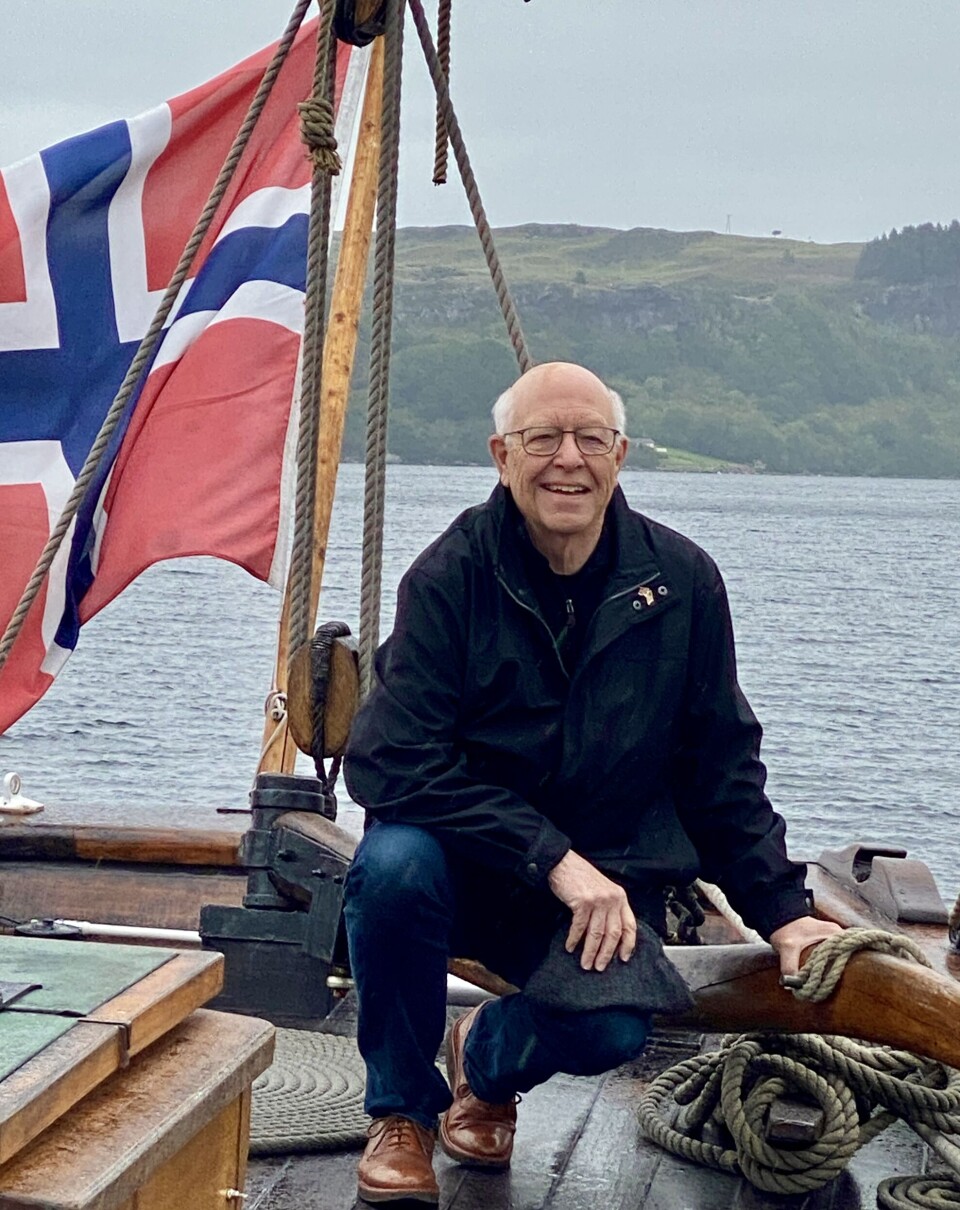 Tom Olmstead om bord i en rekonstruksjon av «Restauration» da han besøkte Norge. Den ble bygget i 2010 i Ryfylke. Tom Olmstead på dekket av båt.