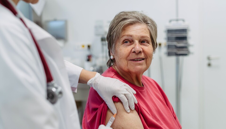 For de fleste er det nå lite fare for alvorlig sykdom av koronaviruset. Unntaket er eldre. De over 75 år bør derfor vaksinere seg, mener Gunnveig Grødeland.