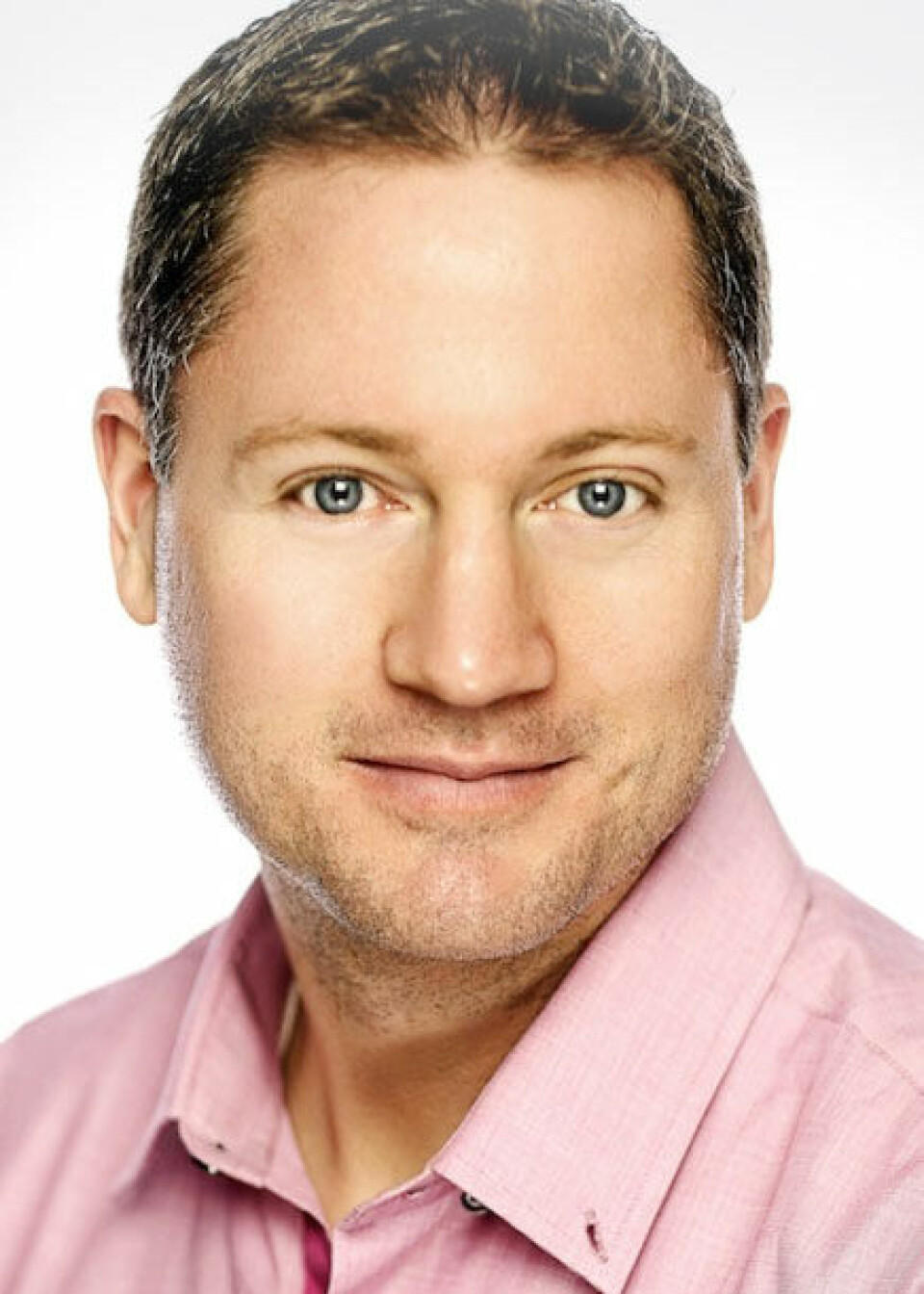 Tech-milliardæren Bryan Johnson har bidratt til rapamycin-hypen. Mann i 40-årene med kort, mørkebrunt hår, blå øyne, todagersskjegg og rosa skjorte. Han ser i kameraet og smiler svakt.