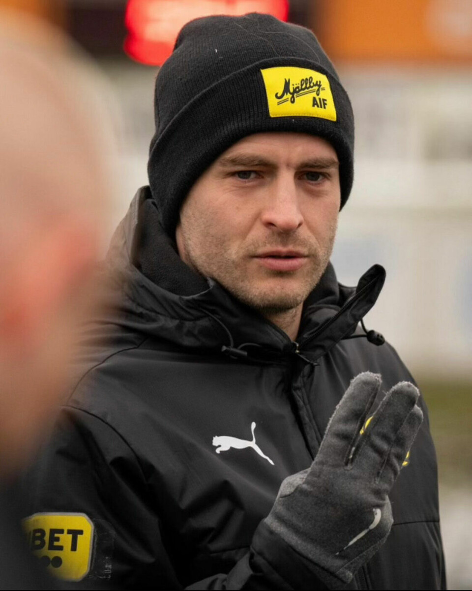 Etter at han verdig med doktorgraden i 2021 blei Aksum ein svært populær mann i Fotball-Europa. Nåverande Liverpool-manager Arne Slot var ein av dei som ville høyre om funna og dele erfaringar.