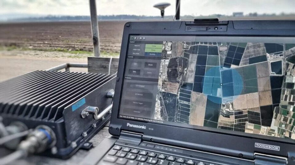 Den avanserte programvaren Ring C-UxS fra produsenten Regulus Cyber sender falske GPS-signaler som overtar kontrollen over en fiendtlig drones navigasjonssystem. Dette kalles en spoofer og er en slags falsk GPS-sender. En Panasonic Toughbook-laptop viser en kartleggingsprogramvare med satellittbilder. Den står på et bord utendørs ved siden av annet elektronisk utstyr. I bakgrunnen er et jorde.