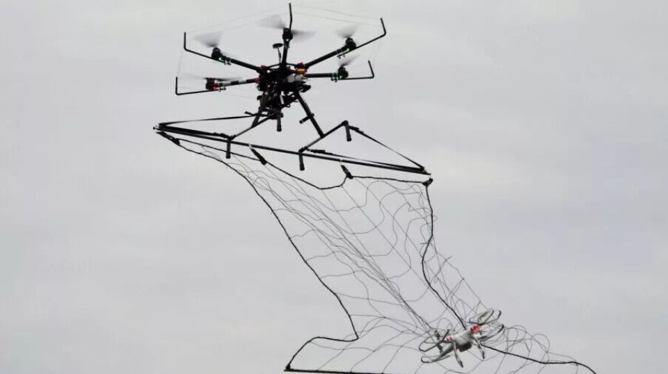 DroneHunter F700 er en autonom, radarstyrt drone fra Fortem Technologies. Den er designet for å fange og nøytralisere droner ved å bruke et nettsystem til å fange og dra dem trygt ned fra lufta. DroneHunter er utstyrt med avansert radar for å oppdage og spore droner. En stor, svart drone bruker et nett for å fange en mindre, hvit drone i luften, mot en lys grå, overskyet himmel.