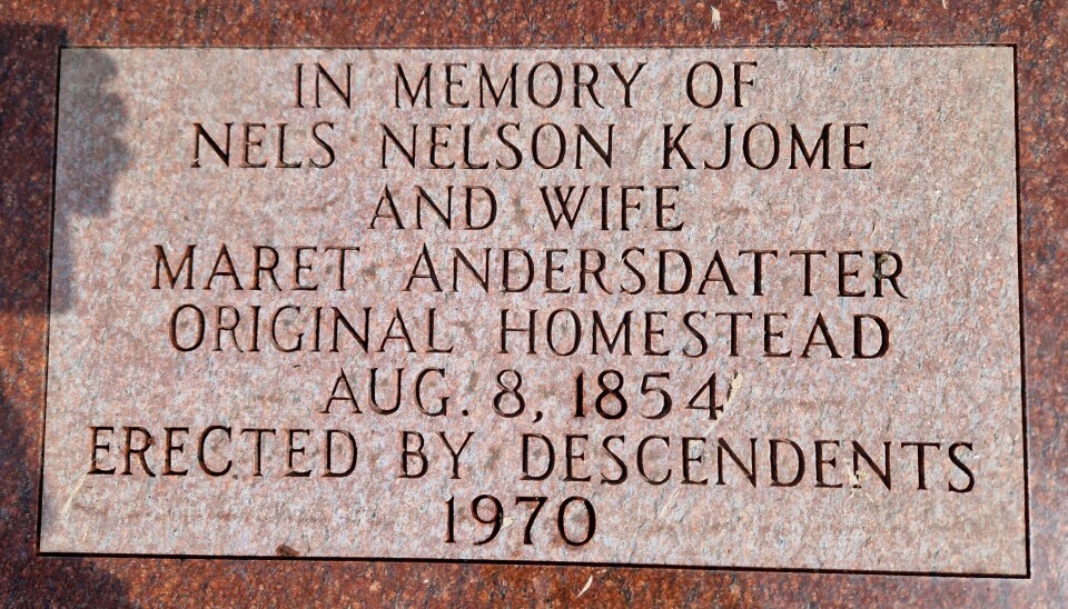 På steinen der Kjome-familien bodde, har etterkommerne satt opp en minneplakett. Niels ble til Nels i USA, og Margit til Maret. In memory of Nels Nelson Kjome and wife Maret Andersdatter. Original homestead Aug. 8 1854. Erected by descendents 1970.