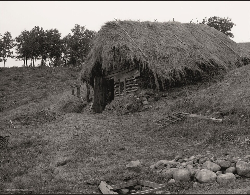 Dugout i Minnesota. Noen av immigrantene bygde en slik som sin første bolig. Enkel bolig. Historisk bilde.