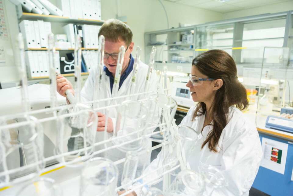 Her er ingeniørene Svein Morken og Roksana i sving i Analyselaboratoriet hos Thermo Fisher Scientific, som produserer Ugelstad-kulene i fabrikken på Lillestrøm.