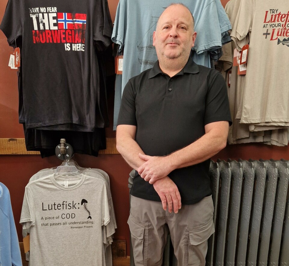 Mike Cline driver t-skjortebutikk i Decorah, Iowa. Mange av dem har påskrift om nordmenn og lutefisk. – De selger godt. Og ikke bare til norskamerikanere. Hele området er norsk, så mange er inngiftet i en norsk familie. De synes t-skjortene er morsomme, sier Cline. Frykt ikke. Nordmennene er her. Og t-skjorter med tekst om lutefisk.