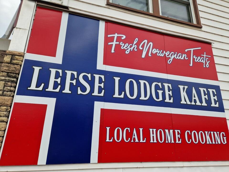 I byen Decorah får du kjøpt lefse overalt. Og en kafé har tatt navnet etter det norske bakverket. Skilt på veggen der det står Lefse Lodge Kafe. Fresh Norwegian Treats. Local home cooking.